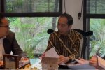 Presiden ke-7 Joko Widodo saat berdiskusi dengan penasihat hukumnya di Jakarta, Selasa (22/4).