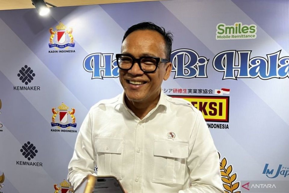 Wakil Menteri Ketenagakerjaan (Wamenaker) Immanuel Ebenezer Gerungan saat menanggapi pertanyaan awak media di Gedung Vokasi Kemnaker RI di Jakarta, Senin (21/4/2025). 