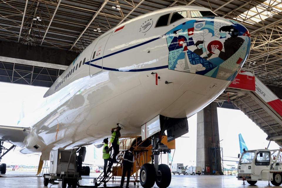 Teknisi dari GMF(Garuda Maintenance Facility) mengecek kesiapan akhir mesin pesawat Garuda Indonesia yang akan digunakan untuk armada angkutan haji 1446 H/2025 di hanggar GMF Bandara Soekarno Hatta, Tangerang, Banten, Kamis (24/4/2025).