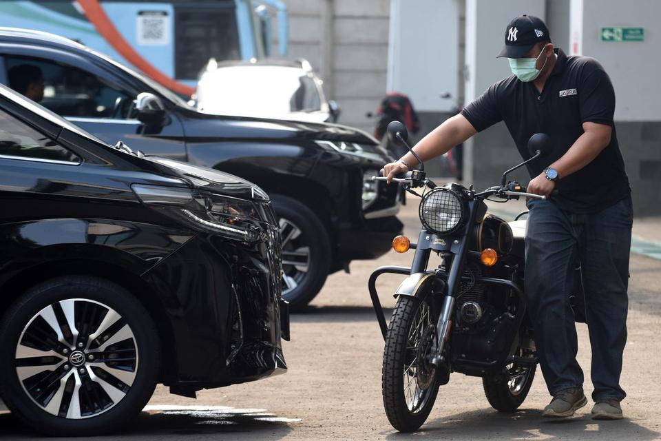 Petugas KPK membawa motor Royal Enfield sitaan milik mantan Gubernur Jawa Barat Ridwan Kamil di Rumah Penyimpanan Benda Sitaan dan Barang Rampasan (Rupbasan) KPK, Cawang, Jakarta, Jumat (25/4/2025). Motor Royal Enfield tipe Classic 500 Limited Edition mil
