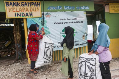 Memberdayakan Lingkungan dan Masyarakat Melalui Bank Sampah Pulau Kelapa Dua