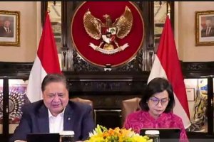 Menteri Koordinator Bidang Perekonomian Airlangga Hartarto dan Menteri Keuangan Sri Mulyani 