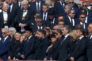 Presiden ke-7 Joko Widodo saat menghadiri prosesi pemakaman Paus Fransiskus di Vatikan, Sabtu (26/4).