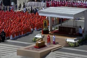 Prosesi pemakaman Paus Fransiskus di Basilika Santo Petrus, Vatikan, Sabtu (26/5).