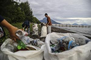 Aksi bersih-bersih sampah di Pantai Kastela Ternate