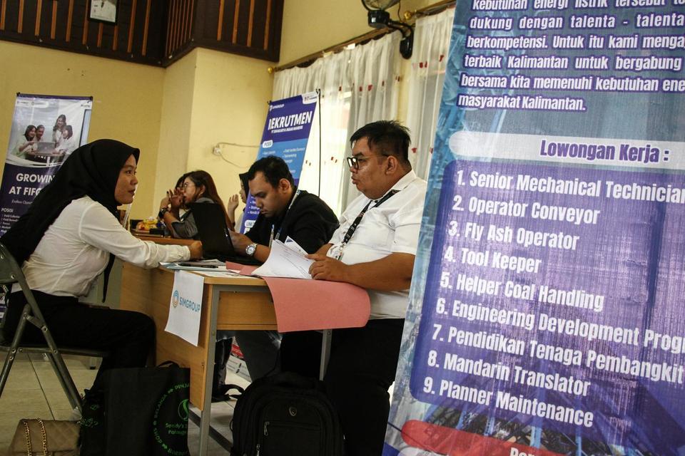 Petugas mewawancarai calon pelamar kerja saat mengikuti Job Fair di SMKN 4 Palangka Raya, Kalimantan Tengah, Senin (28/4/2025). Dinas Tenaga Kerja dan Transmigrasi Provinsi Kalimantan Tengah bersama SMKN 4 Palangka Raya menggelar bursa kerja bagi lulusan