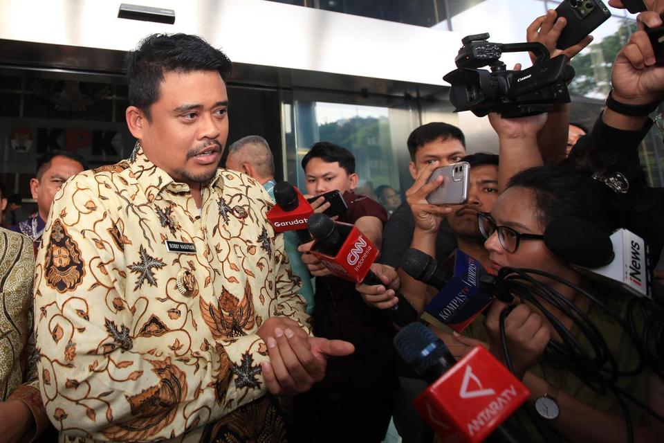 Gubernur Sumatera Utara Bobby Nasution (kiri) menjawab pertanyaan wartawan usai menghadiri kegiatan koordinasi dengan KPK di Gedung Merah Putih KPK, Jakarta, Senin (28/4/2025). Gubernur Sumatera Utara Bobby Nasution diundang KPK guna membahas koordinasi d