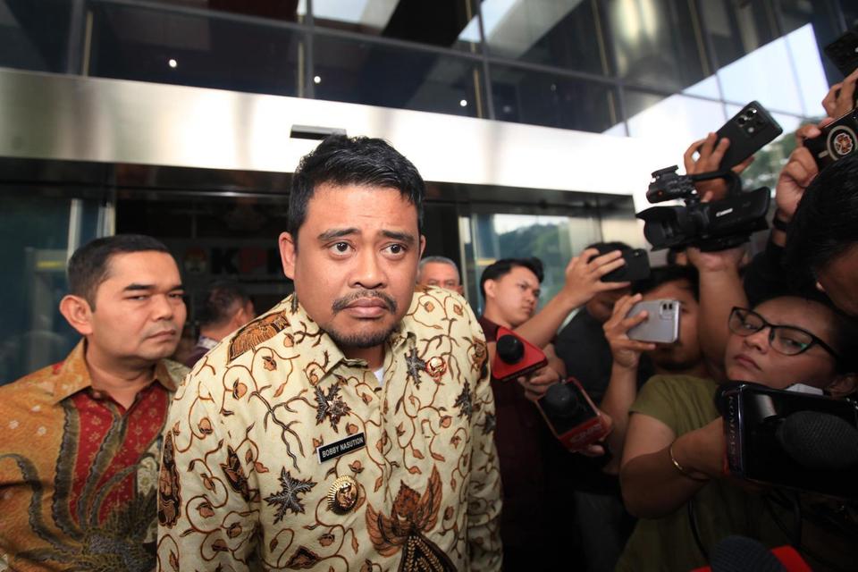 Gubernur Sumatera Utara Bobby Nasution (kedua kiri) menjawab pertanyaan wartawan usai menghadiri kegiatan koordinasi dengan KPK di Gedung Merah Putih KPK, Jakarta, Senin (28/4/2025).
