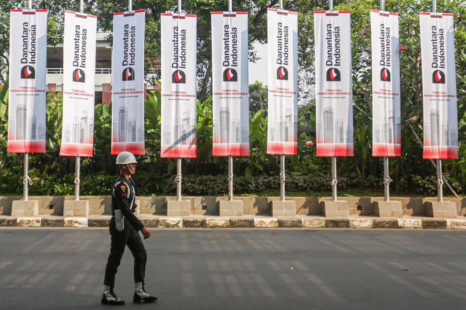Petugas keamanan melintas di dekat spanduk Danantara Indonesia saat acara Town Hall Danantara Indonesia di Jakarta Convention Center (JCC), Senayan, Jakarta, Senin (28/4/2025).