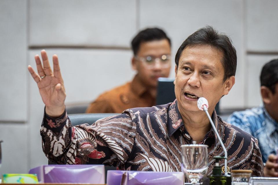 Menteri Kesehatan Budi Gunadi Sadikin memberikan paparan saat mengikuti rapat kerja dengan Komisi IX DPR di Kompleks Parlemen, Senayan, Jakarta, Selasa (29/4/2025). Rapat tersebut beragendakan pembahasan isu-isu krusial di sektor kesehatan, permasalahan P