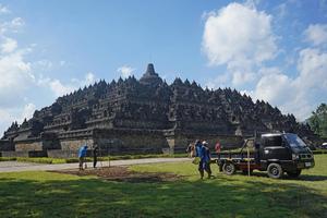Pembersihan kawasan Borobudur jelang Waisak