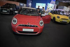 Pameran kendaraan listrik PEVS 2025