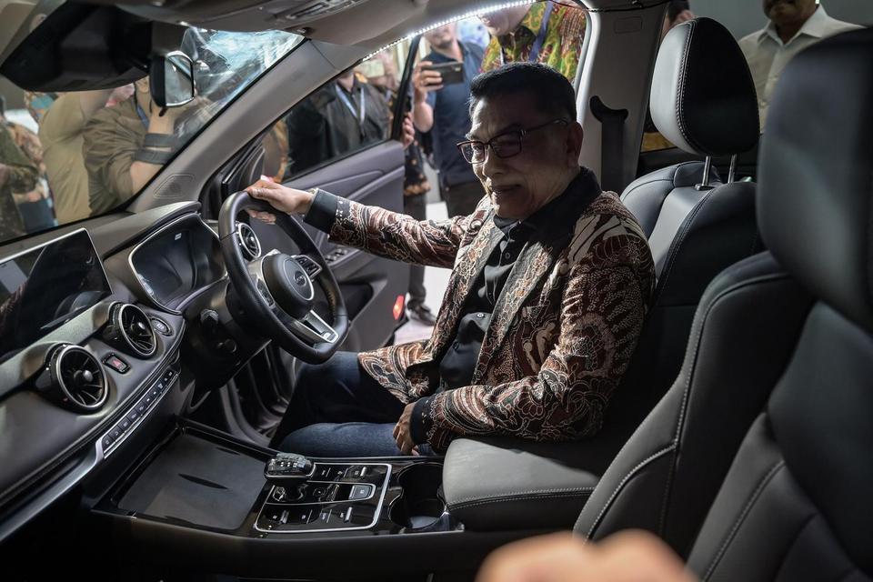 Ketua Umum Periklindo Moeldoko melihat kendaraan listrik dalam pameran otomotif Periklindo Electric Vehicle Show (PEVS) 2025 di JIExpo Kemayoran, Jakarta, Selasa (29/4/2025). Pameran kendaraan listrik tersebut diikuti lebih dari 143 peserta dari beragam m