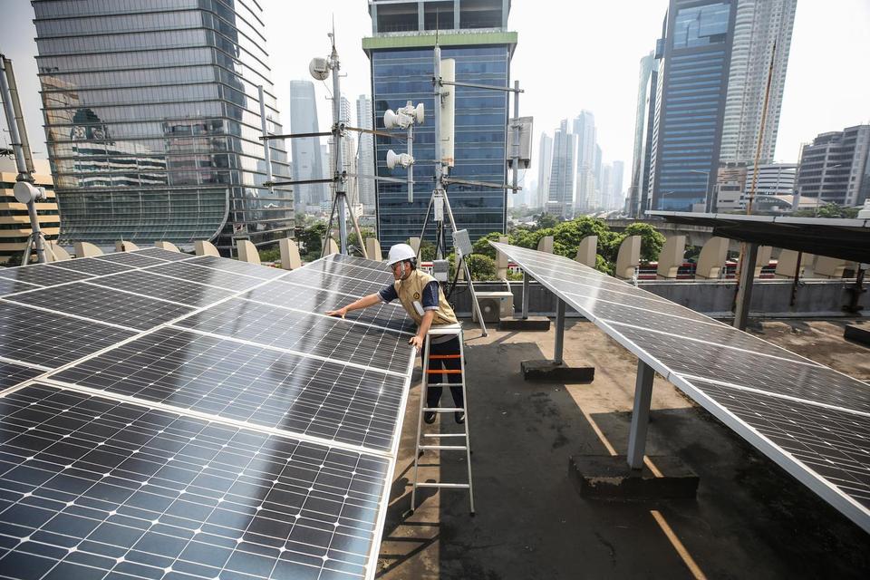 Teknisi memeriksa Pembangkit Listrik Tenaga Surya (PLTS) atap di Gedung Dirjen Ketenagalistrikan Kementerian ESDM, Jakarta, Selasa (29/4/2025). Kementerian Energi dan Sumber Daya Mineral (ESDM) telah memberikan izin pembangunan Pembangkit Listrik Tenaga S