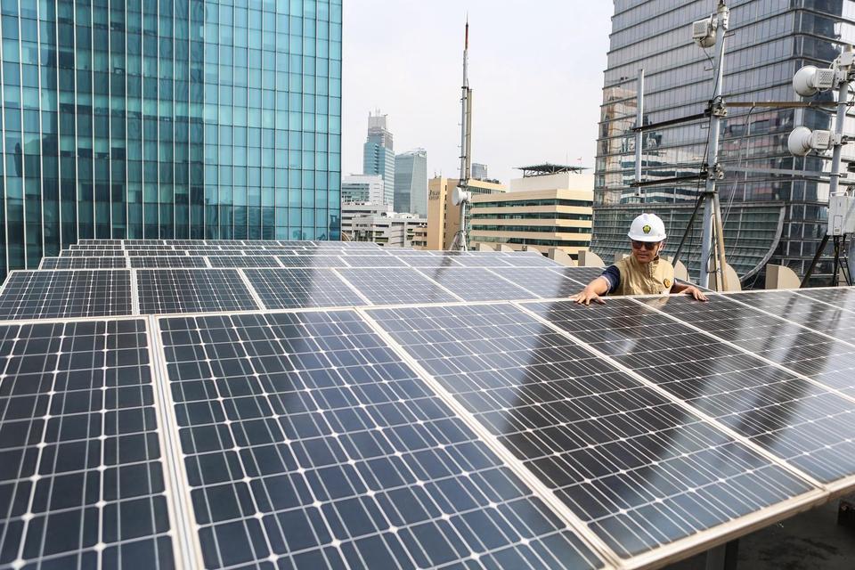 Teknisi memeriksa Pembangkit Listrik Tenaga Surya (PLTS) atap di Gedung Dirjen Ketenagalistrikan Kementerian ESDM, Jakarta, Selasa (29/4/2025). Kementerian Energi dan Sumber Daya Mineral (ESDM) telah memberikan izin pembangunan Pembangkit Listrik Tenaga S