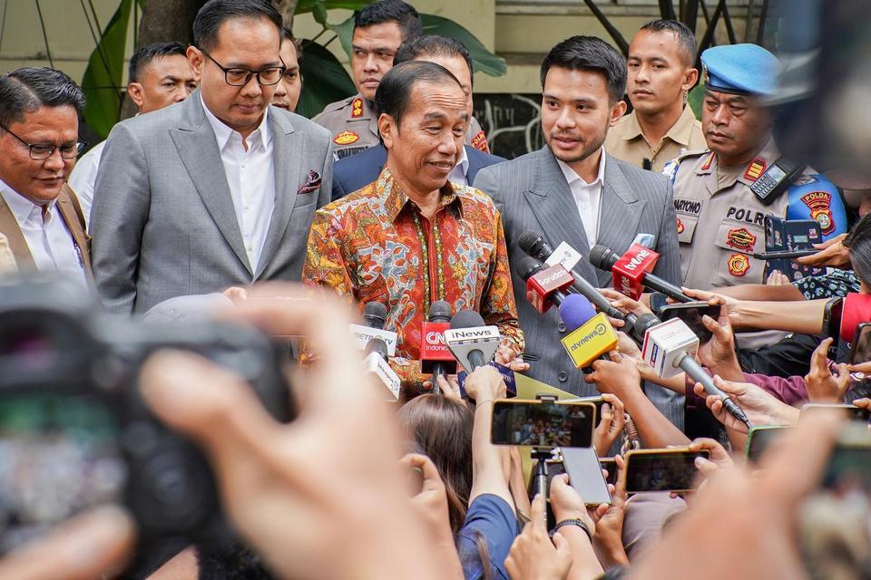 Presiden ketujuh Joko Widodo (tengah) memberikan keterangan kepada wartawan setelah melakukan pelaporan tudingan ijazah palsu di Polda Metro Jaya, Jakarta, Rabu (30/4/2025). Jokowi menyebutkan kehadirannya di Polda Metro Jaya untuk melaporkan soal tudinga