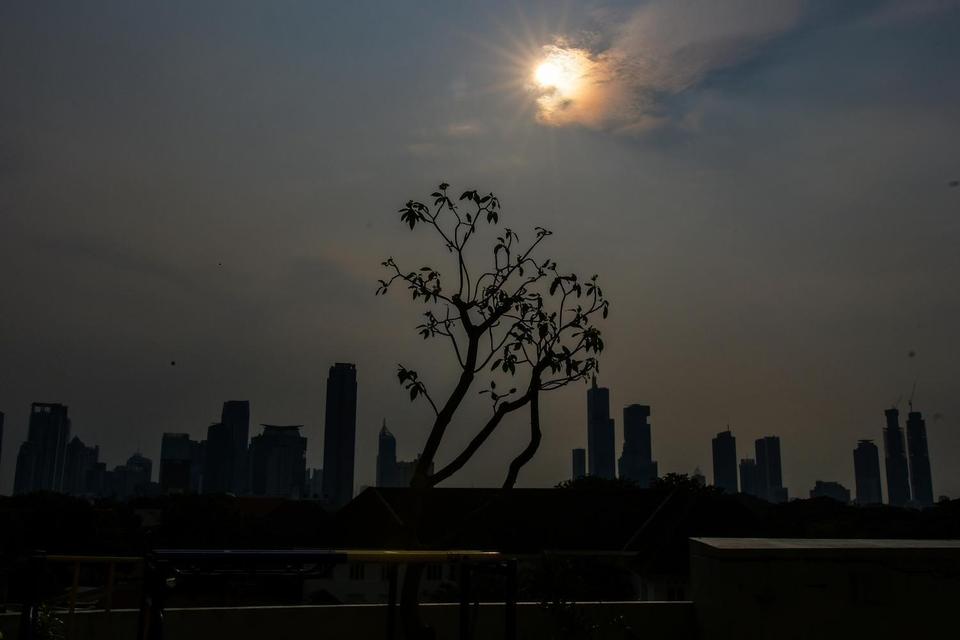Suasana gedung-gedung bertingkat di Jakarta, Rabu (30/4/2025). Kementerian Investasi dan Hilirisasi, Badan Koordinasi Penanaman Modal (BKPM) RI mencatat realisasi investasi Provinsi DKI Jakarta pada triwulan I tahun 2025 mencapai Rp69,8 triliun dengan 114