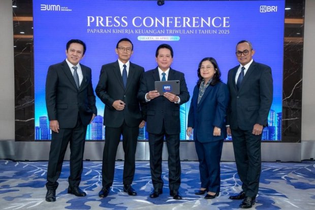 Direktur Utama BRI Hery Gunardi (tengah) bersama jajaran direksi memaparkan kinerja keuangan BRI Triwulan I 2025 dalam konferensi pers di Jakarta, Sel