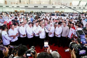Menko Zulhas (tengah) sedang memberikan arahan dalam acara Peluncuran dan Dialog Percepatan Musyawarah Desa Khusus (Musdesus) Pembentukan Koperasi Des