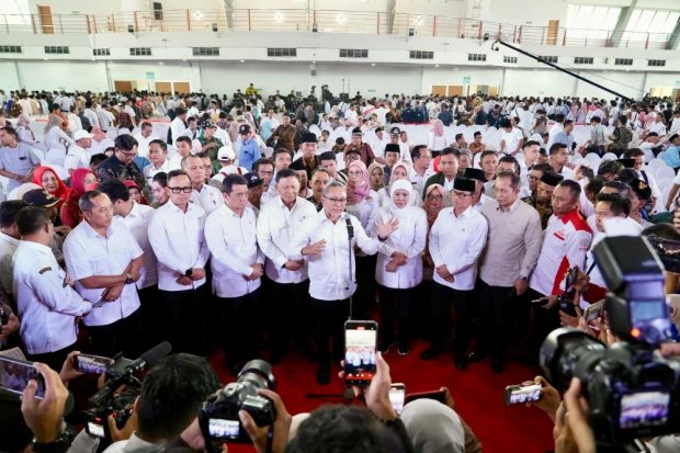 Menko Zulhas (tengah) sedang memberikan arahan dalam acara Peluncuran dan Dialog Percepatan Musyawarah Desa Khusus (Musdesus) Pembentukan Koperasi Desa Merah Putih di Gedung Jatim Expo, Surabaya, Rabu (30/4).