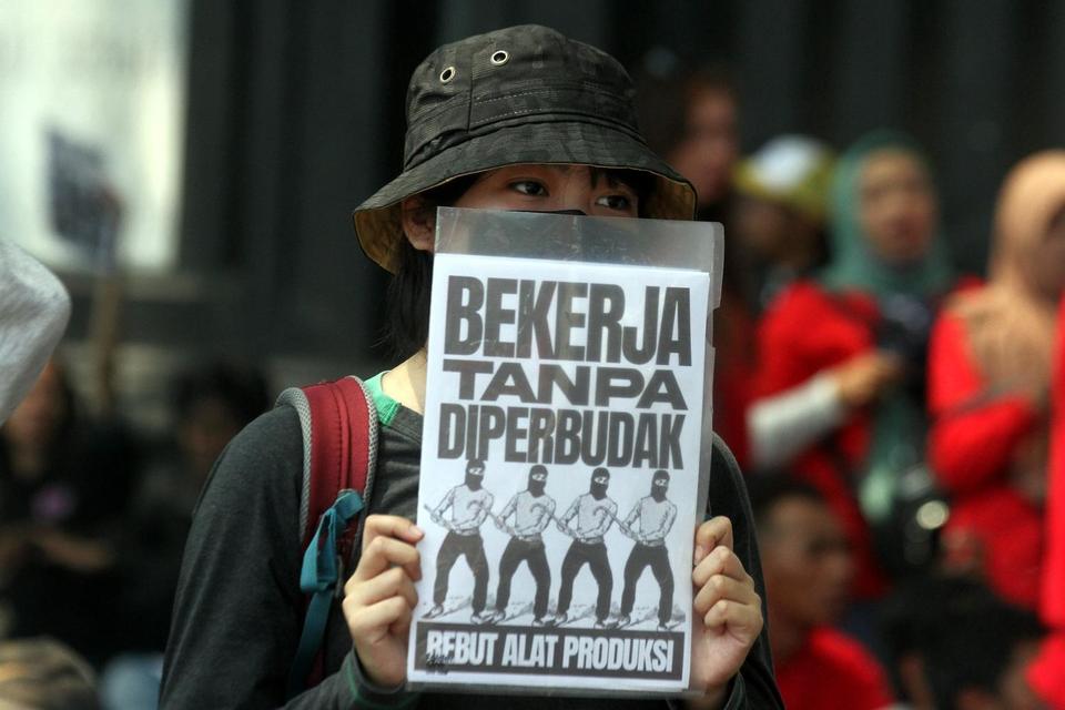 Mahasiswa membawa poster saat mengikuti aksi Hari Buruh Internasional di depan Gedung DPRD, Malang, Jawa Timur, Kamis (1/5/2025). Unjuk rasa gabungan dari Solidaritas Perjuangan Buruh Indonesia (SPBI) dan berbagai elemen mahasiswa tersebut menuntut pemeri