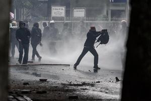 Pembubaran massa ricuh di Bandung