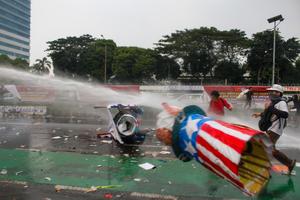 Polisi bubarkan pengunjuk rasa Hari Buruh di DPR
