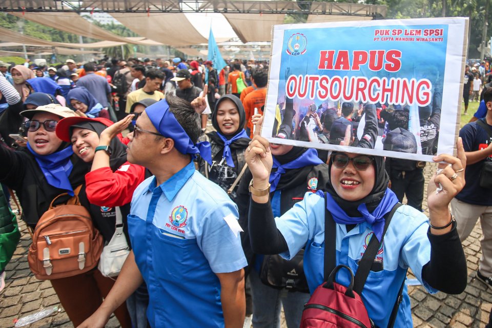 Buruh mengangkat poster tuntutan saat mengikuti acara peringatan Hari Buruh Internasional di kawasan Monumen Nasional (Monas), Jakarta, Kamis (1/5/2025). Pada momentum tersebut mereka menyampaikan sejumlah tuntutan kepada pemerintah diantaranya yakni peng