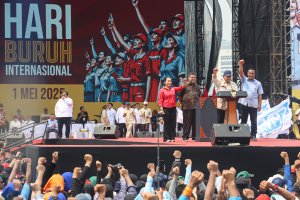 Presiden Prabowo Hadiri Peringatan Hari Buruh Internasional di Monas