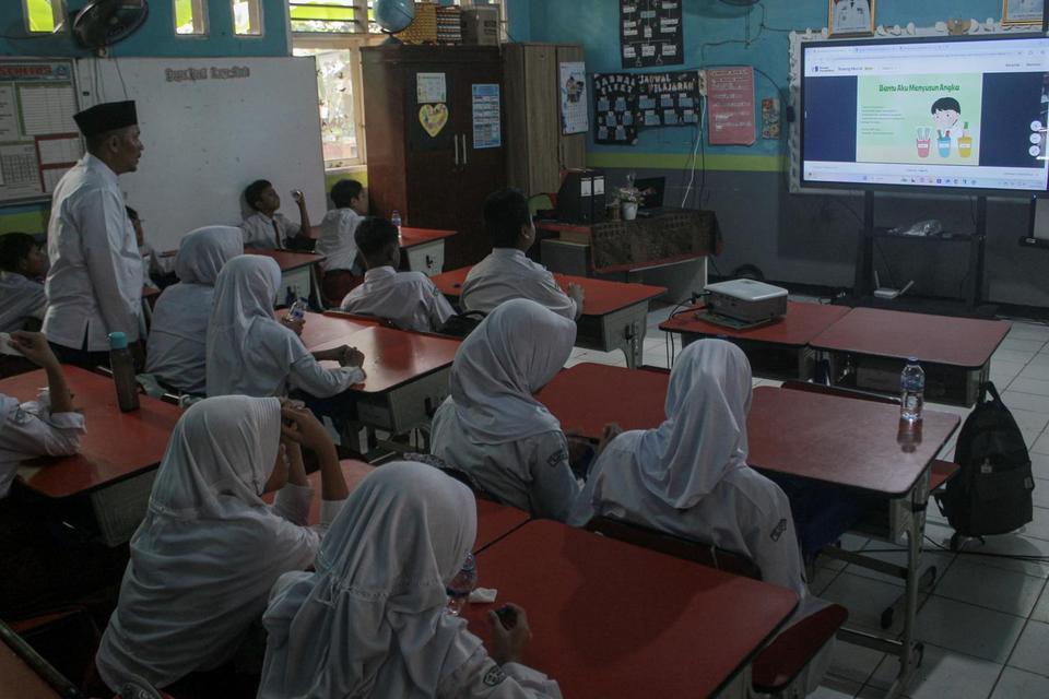 Sejumlah siswa mengikuti simulasi digitalisasi pembelajaran menggunakan papan interaktif di SDN 4 Padurenan, Mustika Jaya, Bekasi, Jumat (2/5/2025). Program Revitalisasi Sekolah dan Digitalisasi Pembelajaran yang merupakan bagian dari Program Hasil Terbai