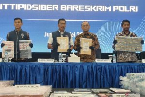 Dirtipidsiber Bareskrim Polri Brigjen Pol. Himawan Bayu Aji (kiri), Kepala Bareskrim Polri Komjen Pol. Wahyu Widada (kedua kiri), Kepala PPATK Ivan Yu