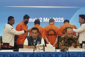 Dittipidsiber Bareskrim Polri menunjukkan empat tersangka kasus judi online H55 Hiwin dalam konferensi pers di Gedung Bareskrim Polri, Jakarta, Jumat 