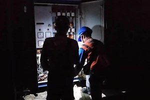 Petugas PLN memperbaiki sistem kelistrikan di Bali
