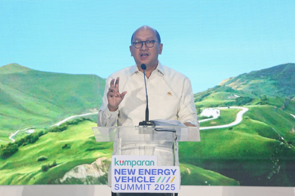 Menteri Investasi dan Hilirisasi Rosan Roeslani menyampaikan paparan pada acara Kumparan New Energy Vehicle Summit 2025 di Jakarta, Selasa (6/5/2025). Acara tersebut merupakan forum bagi pemangku kepentingan untuk membahas inovasi teknologi, kebijakan dan