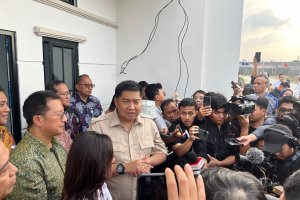Menteri PKP Maruarar Sirait dalam serah terima kunci rumah untuk wartawan di Cibitung,Bekasi, Jawa Barat (6/5)