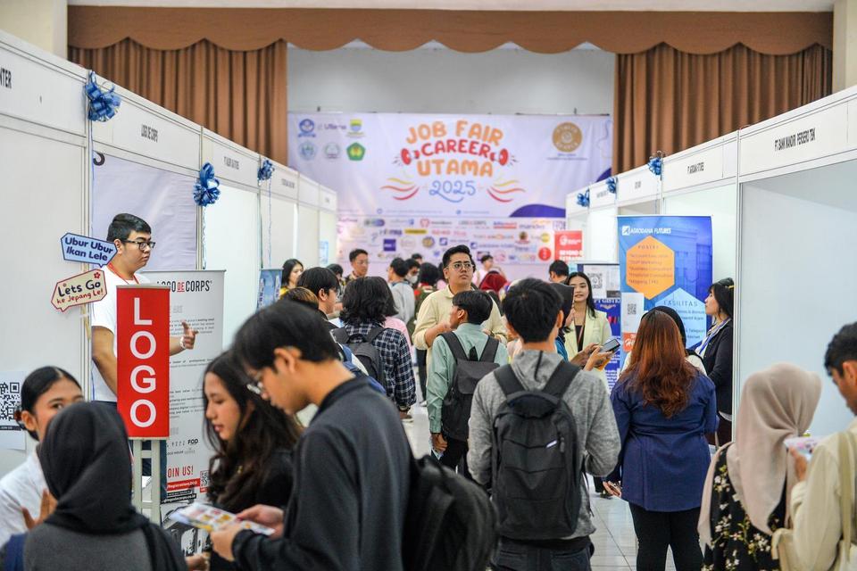 Pencari kerja memadati stan perusahaan yang menerima lowongan pekerjaan pada pameran bursa kerja di Universitas Widyatama, Bandung, Jawa Barat, Rabu (7/5/2025). 