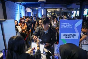 Antrean pengunjung padati lokasi kumparan New Energy Vehicle Summit 2025, bukti tingginya antusiasme terhadap masa depan kendaraan ramah lingkungan.