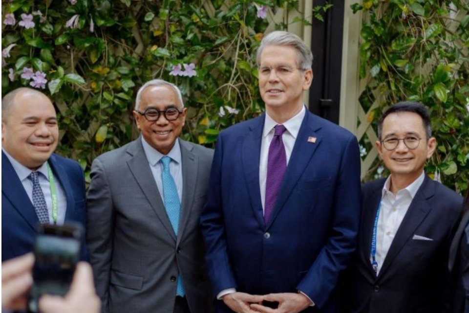 (Kiri-Kanan) CIO Danantara Indonesia Pandu Sjahrir, Managing Director Finance Danantara Indonesia Djamal Attamimi, Menteri Keuangan Amerika Serikat Scott Bessent, Managing Director Risk and Sustainability Danantara Indonesia Lieng-Seng Wee di sela-sela ag