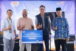 Direktur Utama Bank Raya, Ida Bagus Ketut Subagia (kedua dari kanan), menyerahkan bantuan CSR kepada Sentra Kuliner Jatiraras Sawarga di Cibinong, Jaw