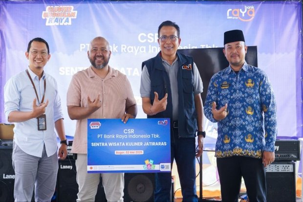 Direktur Utama Bank Raya, Ida Bagus Ketut Subagia (kedua dari kanan), menyerahkan bantuan CSR kepada Sentra Kuliner Jatiraras Sawarga di Cibinong, Jawa Barat, sebagai dukungan pemberdayaan UMKM lokal.