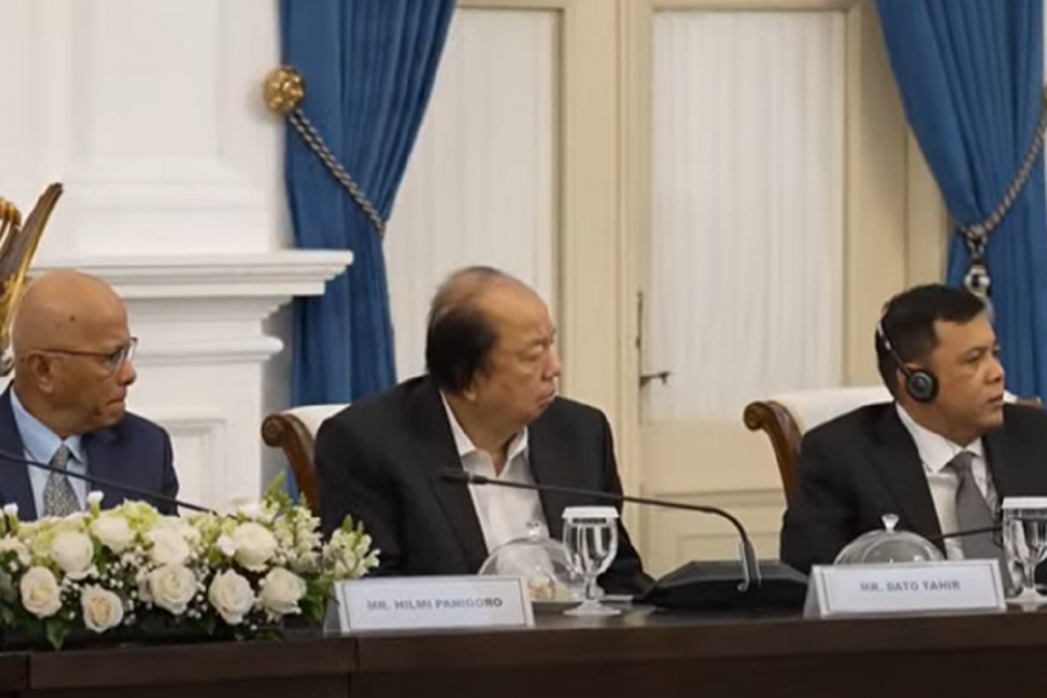 Pemilik Jhonlin Group Andi Syamsudin Arsyad atau Haji Isam (paling kanan), pemilik Mayapada Group Dato' 'Tahir (tengah), dan Direktur Utama PT Medco Energi Internasional Tbk Hilmi Panigoro Hilmi Panigoro saat menghadiri pertemuan Presiden Prabowo Subian
