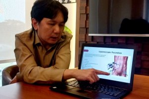 dr. Handy Wing, Sp.B, Subsp.BD(K), saat memberikan konsultasi kepada pasien.