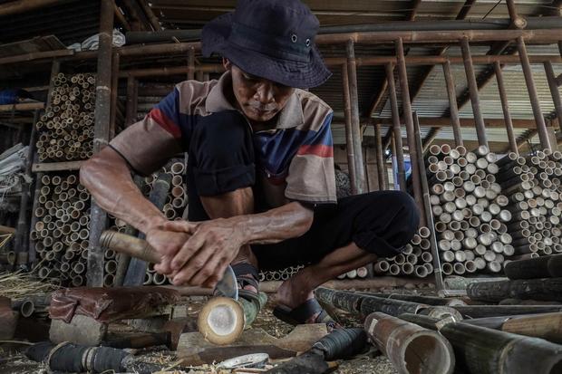 Wamen UMKM kunjungi wirausaha furnitur kursi malas bambu