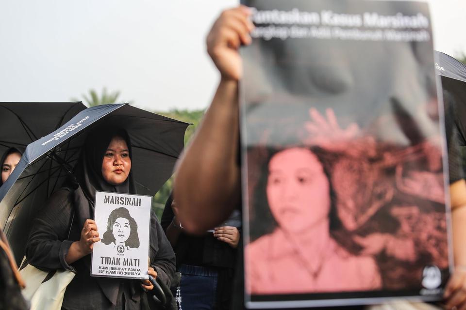 Aktivis Jaringan Solidaritas Korban untuk Keadilan membawa spanduk saat mengikuti aksi Kamisan ke-860 di depan Istana Merdeka, Jakarta, Kamis (8/5/2025). Aksi tersebut untuk mengenang 32 tahun meninggalnya Marsinah, menuntut pemerintah untuk menuntaskan k