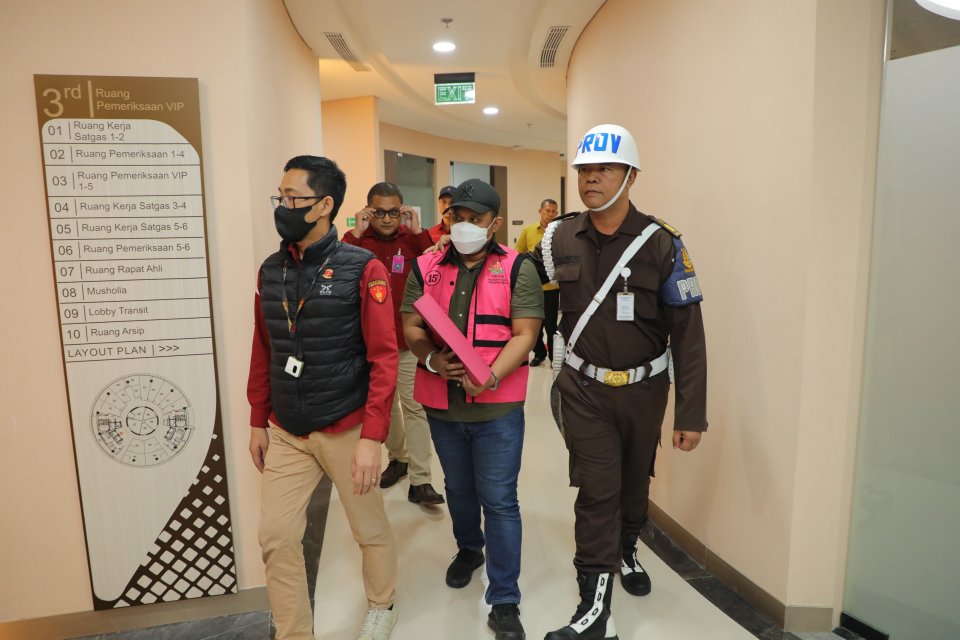 Petugas menggiring Ketua Tim Cyber Army M. Adhiyya Muzakki (kiri) usai menjalani pemeriksaan di Gedung Kejaksaan Agung, Jakarta, Rabu (7/5/2025).