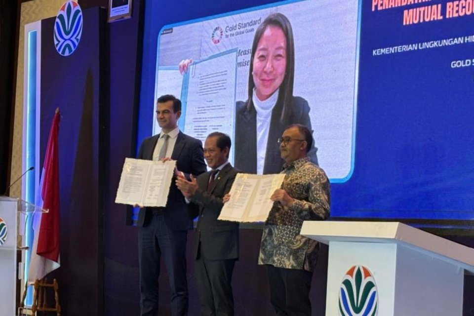Menteri LH/Kepala BPLH Hanif Faisol Nurofiq (tengah), Deputi Pengendalian Perubahan Iklim dan Tata Kelola Nilai Ekonomi Karbon KLH/BPLH Ary Sudijanto dan Senior Director Market Development and Partnerships Gold Standard Foundation Hugh Salway dalam upacar