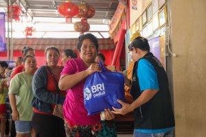 BRI Peduli menyerahkan bantuan sembako kepada umat Buddha di Wihara Centiya Milek Hud, Tangerang, Banten, dalam rangka peringatan Hari Raya Waisak 202