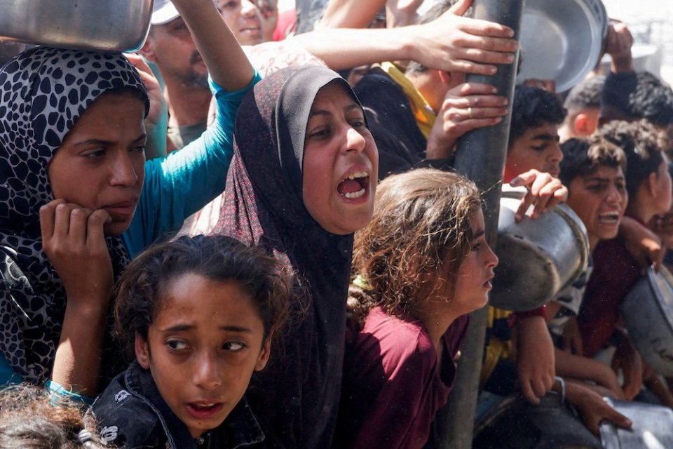 Orang-orang Palestina berkumpul untuk menerima makanan yang dimasak oleh dapur amal, di Khan Younis, Jalur Gaza selatan, 29 April 2025.