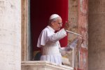Paus Leo XIV menyampaikan doa Regina Caeli pertamanya di depan Basilika Santo Petrus, pada 11 Mei 2025 di Kota Vatikan.
