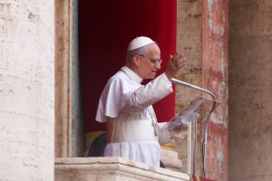 Paus Leo XIV menyampaikan doa Regina Caeli pertamanya di depan Basilika Santo Petrus, pada 11 Mei 2025 di Kota Vatikan.